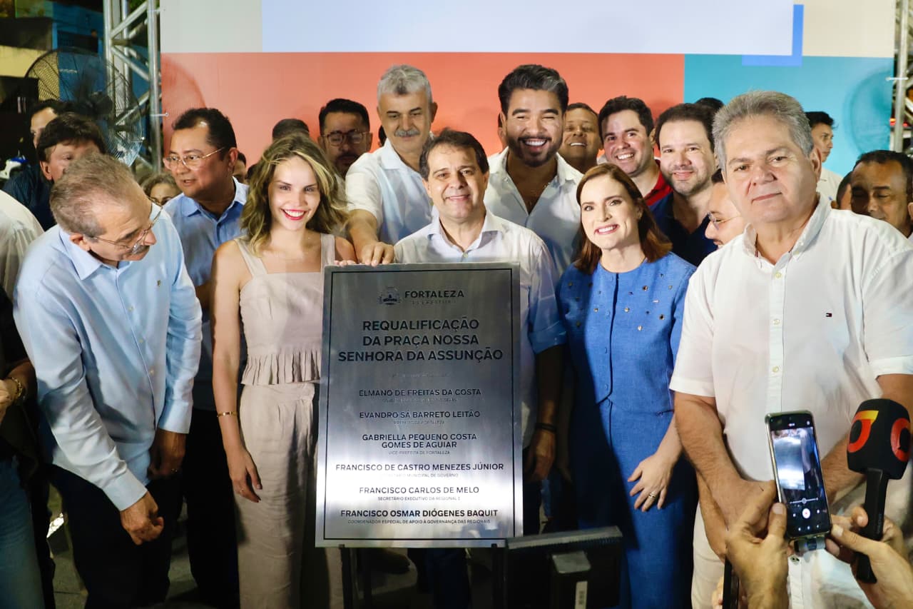 grupo de pessoas posa para a foto